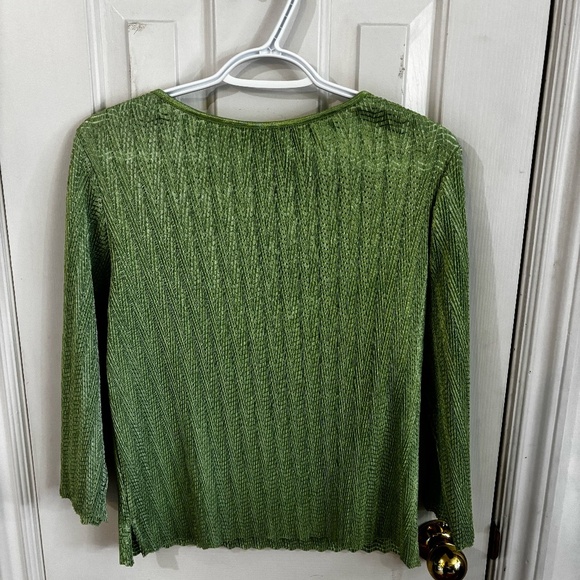 green crinkle top - Picture 1 of 3